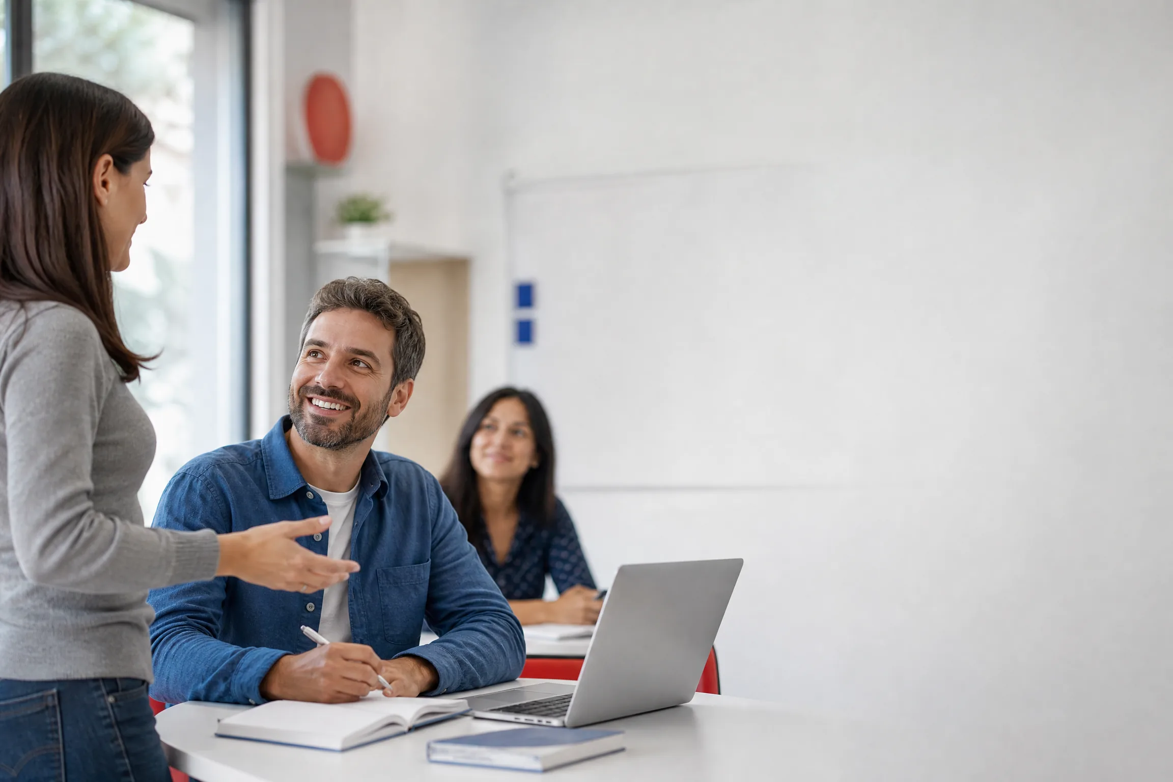 Profesional adulto trabajando relajado con su notebook en un entorno corporativo